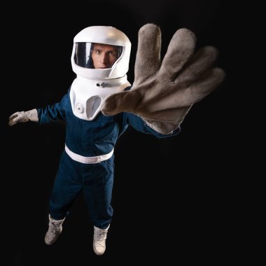 Ağırlıksız bir astronot elini uzatır..