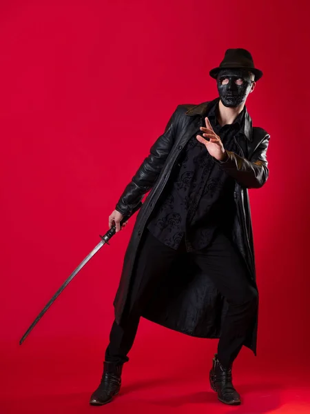 Kara film tarzında gizemli bir ninja suikastçısı. Siyah deri elbiseli bir adam. — Stok fotoğraf