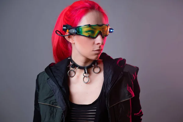 Gafas futuristas con retroiluminación, un aparato de realidad aumentada. —  Fotos de Stock