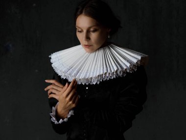 Ortaçağ kostümlü asil bir bayan, İspanyol yakalı genç bir kadın.