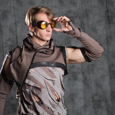 Steampunk ya da kıyamet sonrası tarzı karakter, grunge takım elbiseli genç bir adam..