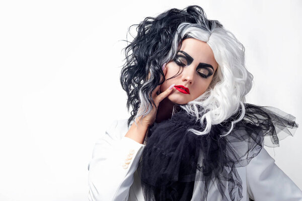 харизматичная необычная женщина в черно-белом наряде с черно-белыми волосами,