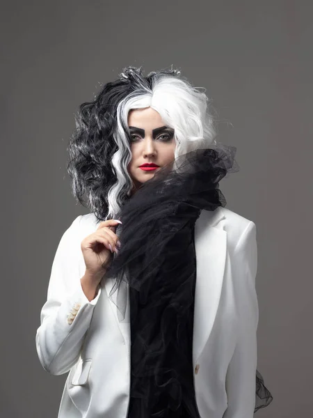 Femme inhabituelle charismatique dans une tenue noire et blanche avec des cheveux noirs et blancs, — Photo