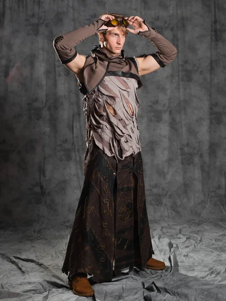 Стимпанк или постапокалиптический персонаж, молодой человек в гранж-костюме. — стоковое фото