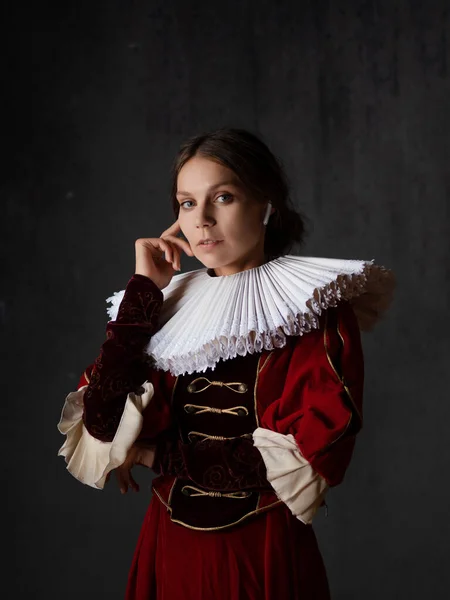 Estudia la historia del arte, una audioguía. mujer joven en un collar medieval —  Fotos de Stock