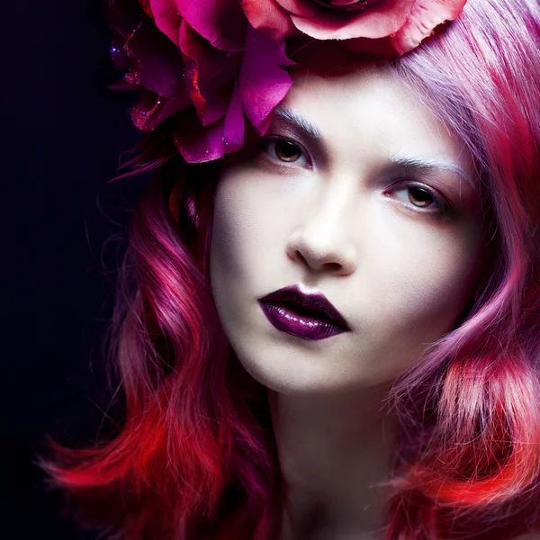 Mooi meisje met roze haren — Stockfoto