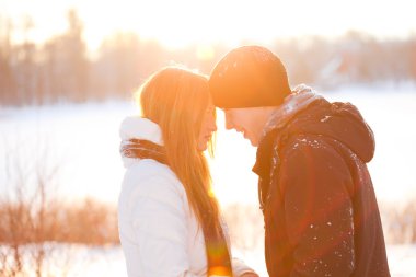 Genç çift ormanda yürür