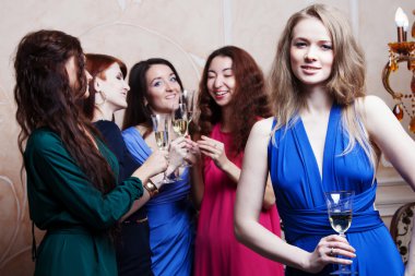 Şampanya ile neşeli kız portresi