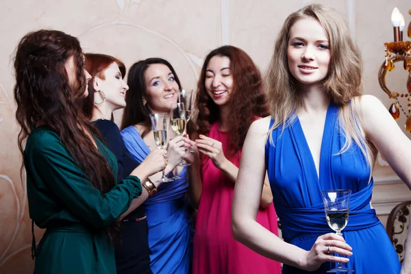 Şampanya ile neşeli kız portresi