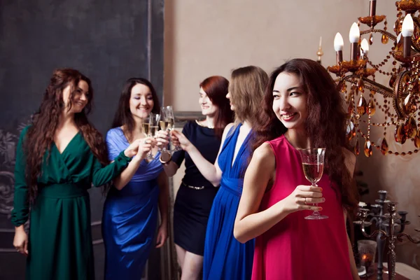 Portrait de fille joyeuse avec champagne — Photo