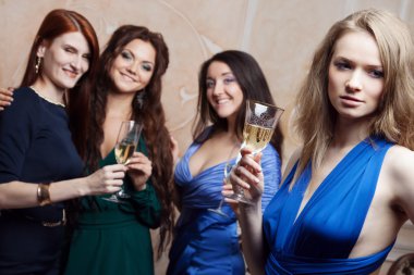 Şampanya ile neşeli kız portresi