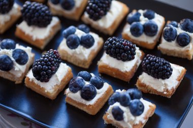 Krem peynirli küçük waffle tabak