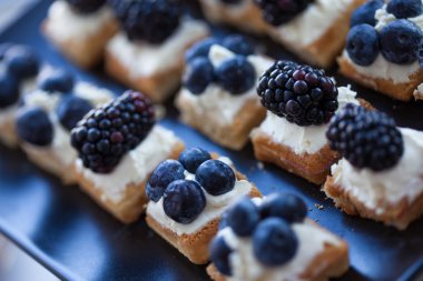 Krem peynirli küçük waffle tabak