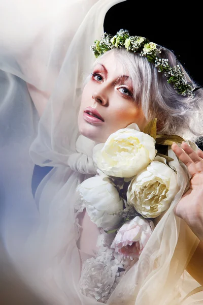 Модный художественный портрет романтической блондинки — стоковое фото