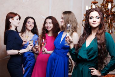 Şampanya ile neşeli kız portresi