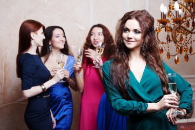 Şampanya ile neşeli kız portresi