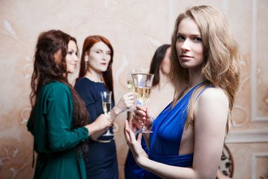 Şampanya ile neşeli kız portresi