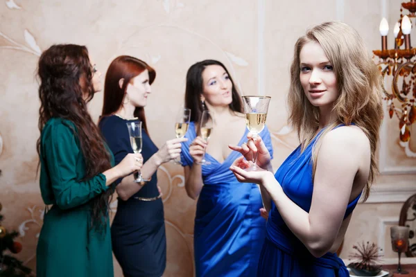 Portrait de fille joyeuse avec champagne — Photo