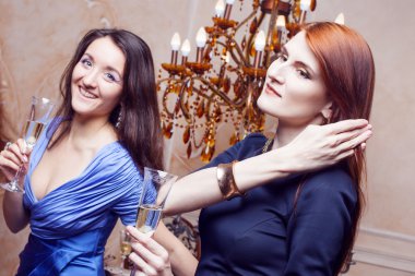 Şampanya ile neşeli kız portresi