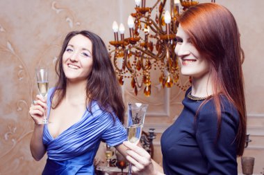 Şampanya ile neşeli kız portresi