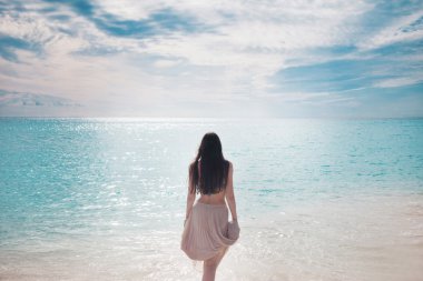 Mavi bikinili güzel kız.