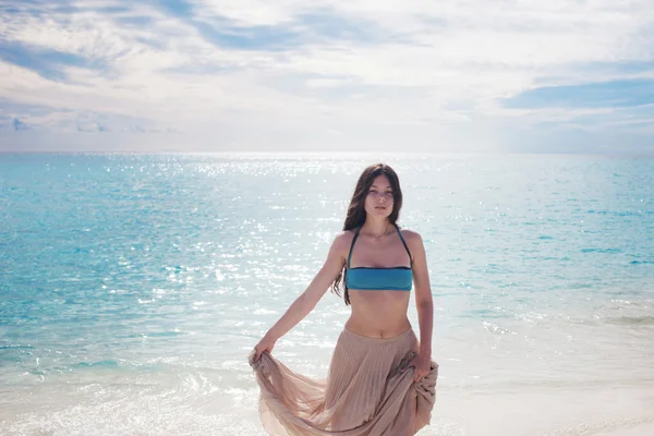 Het mooie meisje in blauwe bikini. — Stockfoto