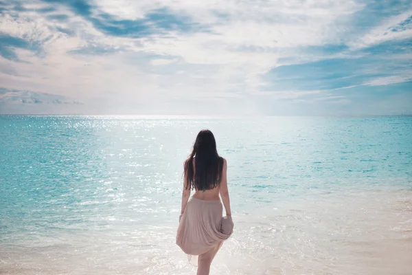 Het mooie meisje in blauwe bikini. — Stockfoto