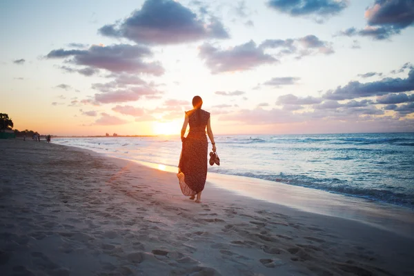 Jong mooi vrouw op het strand — Stockfoto