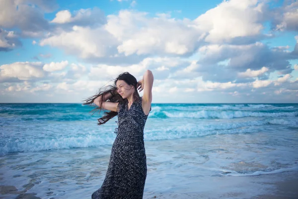 Ung vacker kvinna på stranden — Stockfoto