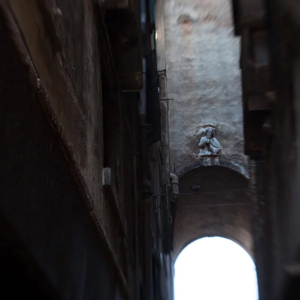 Un callejón oscuro en Venecia — Foto de Stock