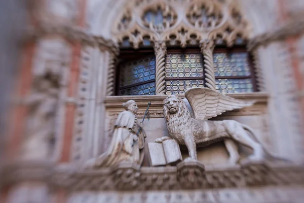 Decoración de leones alados en el Palacio Ducal — Foto de Stock