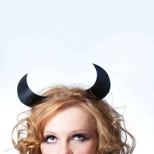 Het mooie jonge meisje een duivel — Stockfoto