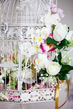 Güzel çiçekli beyaz dekoratif kafes yakın çekim