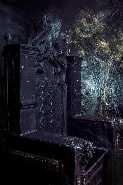 Kraliyet taht. karanlık Gotik tahta, yakın — Stok fotoğraf