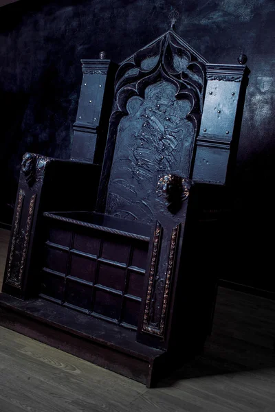 Trono reale. trono gotico scuro, vista laterale — Foto Stock