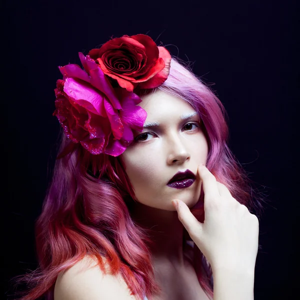 Mooi meisje met roze haren, de hand van een gezicht — Stockfoto