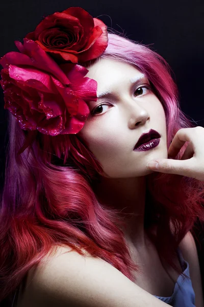 Hermosa chica con el pelo rosa, la mano de una cara —  Fotos de Stock