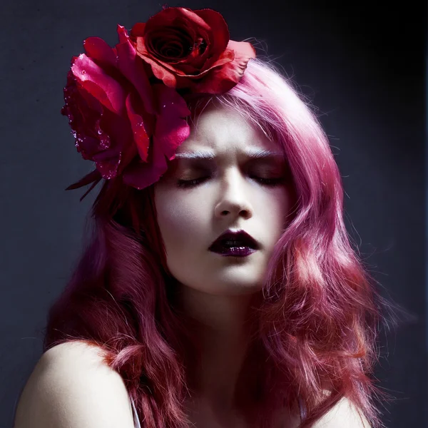 Mooi meisje met roze haren, sombere expressie — Stockfoto