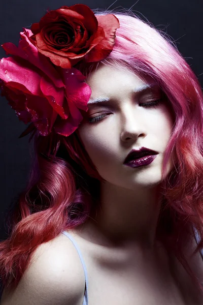 Hermosa chica con el pelo rosa, primer plano — Foto de Stock
