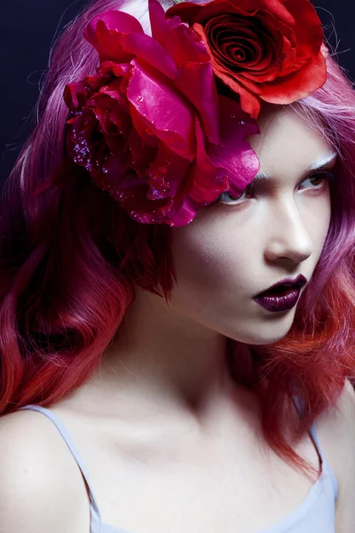 Belle fille aux cheveux roses, charmante image lumineuse — Photo