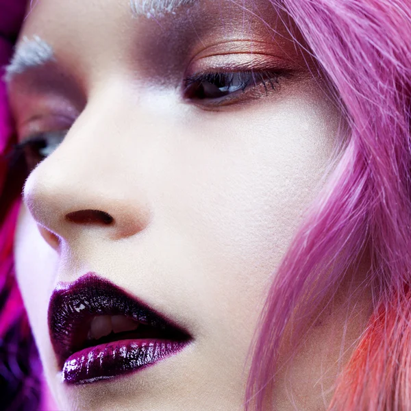 Menina bonita com cabelo rosa, close-up — Fotografia de Stock