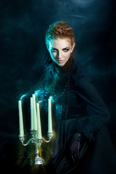 Retrato misterioso de belas fêmeas, menina segura um candelabro velas extintas, efeito suave — Fotografia de Stock