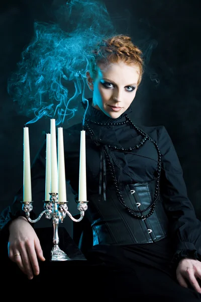 Dívka drží svíčku, stojan uhašen svíčky, měkké efekt — Stock fotografie