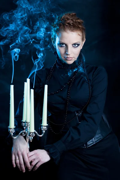 Belle femmine, ragazza tiene un candelabro candele spente, effetto morbido — Foto Stock