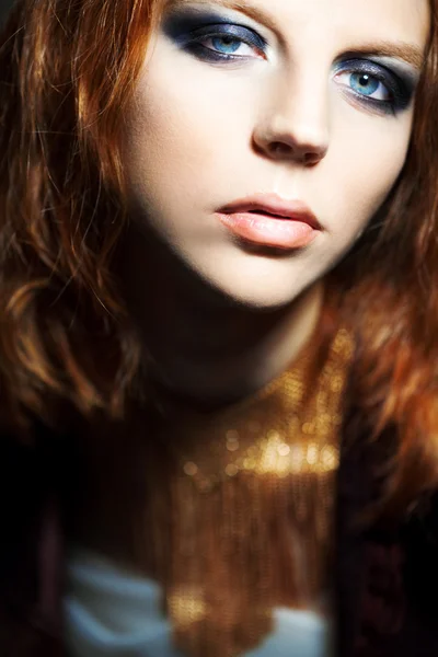 Genç portresi kameraya bak güzel kızıl saçlı kadın, yakın çekim, — Stok fotoğraf