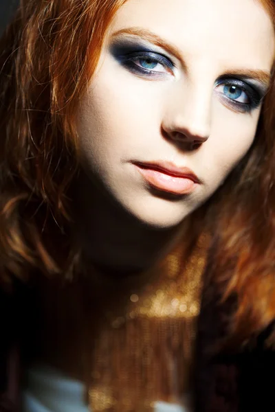 Portré, fiatal, gyönyörű vörös hajú nő, közeli, vizsgálja meg a kamera — Stock Fotó