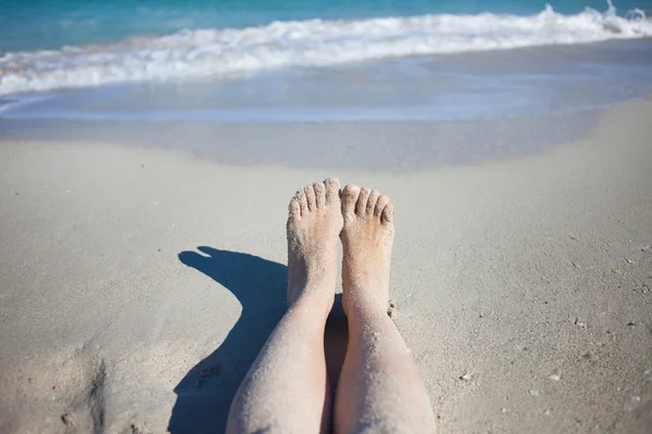 Legs on the beach, female feet in  sand — 图库照片