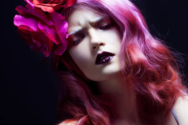 Menina bonita com cabelo rosa, expressão sombria — Fotografia de Stock