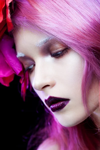 Gyönyörű lány rózsaszín hajú, profil — Stock Fotó