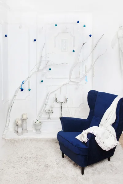 Un fauteuil classique contre un mur blanc et le sol, décor de Noël — Photo